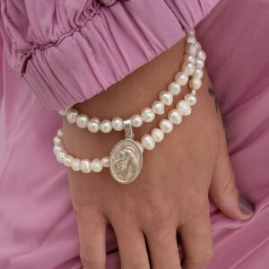 Duo pulseras perlas con medalla religiosa