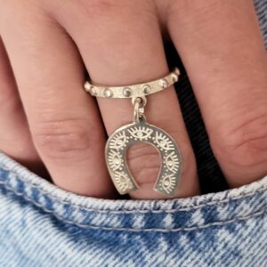Anillo herradura ojo