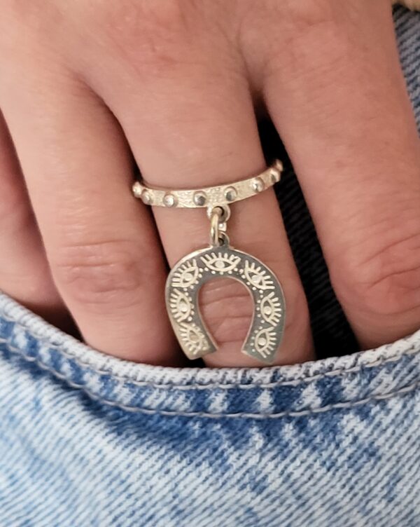 Anillo herradura ojo