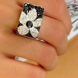 Anillo black flowers